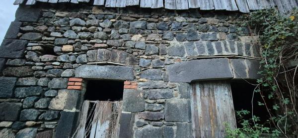 Grange avec partie habitation à rénover entièrement sur terrain 740 m² au calme, beau potentiel.