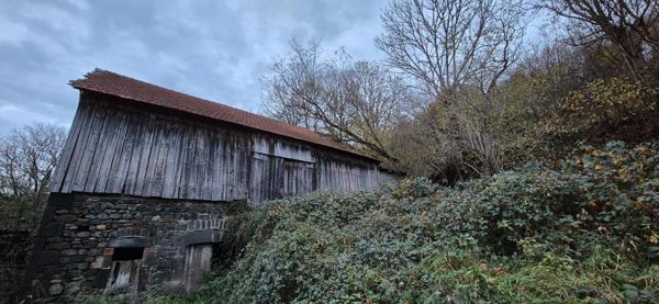 Grange avec partie habitation à rénover entièrement sur terrain 740 m² au calme, beau potentiel.