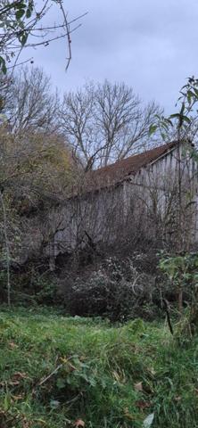 Grange avec partie habitation à rénover entièrement sur terrain 740 m² au calme, beau potentiel.