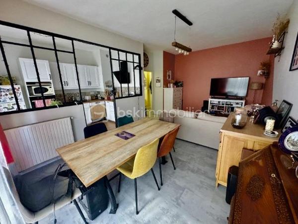 Rare sur le secteur ! Découvrez cet agréable appartement T2 de plus de 50 m², situé au rez-de-chaussée d’une résidence sécurisée de 2007 avec ascenseur.
Idéalement situé à La Riche, dans un quartier calme et à proximité des commerces et des transports, cet appartement offre un cadre de vie pratique et agréable.
Il se compose d’une entrée, d’un spacieux salon/séjour de 22 m² avec cuisine semi-ouverte, d’une chambre ainsi que d’une salle de bains avec WC.
Vous apprécierez particulièrement son balcon filant sur toute la longueur du logement, offrant un agréable espace extérieur accessible depuis les différentes pièces.
Une place de parking privative extérieure complète ce bien.
LES ATOUTS
Plus de 50 m²
Appartement T2 en rez-de-chaussée
Résidence sécurisée de 2007
Ascenseur
Salon/séjour de 22 m²
Cuisine semi-ouverte
Balcon filant sur toute la longueur du logement
Parking privatif extérieur
Quartier calme
Commerces et transports à proximité
DPE : D
Charges : 159 €/mois, comprenant le chauffage collectif et l’eau
Un bien rare sur La Riche, idéal pour un premier achat, un pied-à-terre ou un investissement locatif.
À visiter sans tarder !