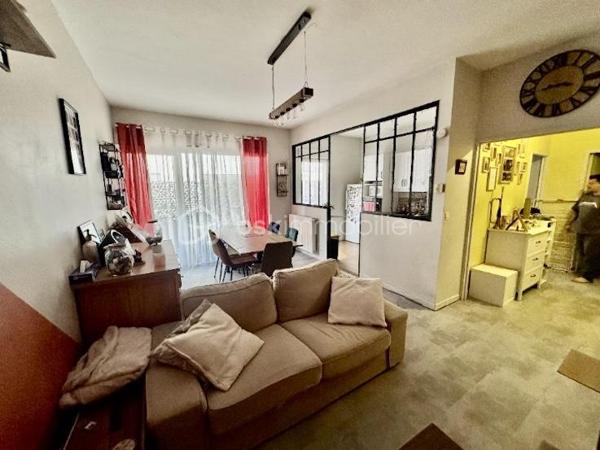Rare sur le secteur ! Découvrez cet agréable appartement T2 de plus de 50 m², situé au rez-de-chaussée d’une résidence sécurisée de 2007 avec ascenseur.
Idéalement situé à La Riche, dans un quartier calme et à proximité des commerces et des transports, cet appartement offre un cadre de vie pratique et agréable.
Il se compose d’une entrée, d’un spacieux salon/séjour de 22 m² avec cuisine semi-ouverte, d’une chambre ainsi que d’une salle de bains avec WC.
Vous apprécierez particulièrement son balcon filant sur toute la longueur du logement, offrant un agréable espace extérieur accessible depuis les différentes pièces.
Une place de parking privative extérieure complète ce bien.
LES ATOUTS
Plus de 50 m²
Appartement T2 en rez-de-chaussée
Résidence sécurisée de 2007
Ascenseur
Salon/séjour de 22 m²
Cuisine semi-ouverte
Balcon filant sur toute la longueur du logement
Parking privatif extérieur
Quartier calme
Commerces et transports à proximité
DPE : D
Charges : 159 €/mois, comprenant le chauffage collectif et l’eau
Un bien rare sur La Riche, idéal pour un premier achat, un pied-à-terre ou un investissement locatif.
À visiter sans tarder !