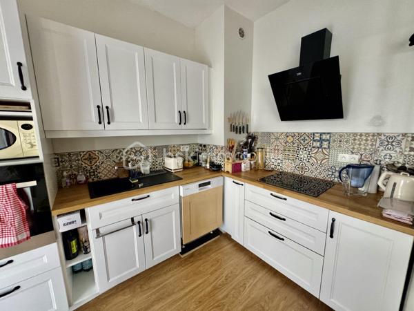 Rare sur le secteur ! Découvrez cet agréable appartement T2 de plus de 50 m², situé au rez-de-chaussée d’une résidence sécurisée de 2007 avec ascenseur.
Idéalement situé à La Riche, dans un quartier calme et à proximité des commerces et des transports, cet appartement offre un cadre de vie pratique et agréable.
Il se compose d’une entrée, d’un spacieux salon/séjour de 22 m² avec cuisine semi-ouverte, d’une chambre ainsi que d’une salle de bains avec WC.
Vous apprécierez particulièrement son balcon filant sur toute la longueur du logement, offrant un agréable espace extérieur accessible depuis les différentes pièces.
Une place de parking privative extérieure complète ce bien.
LES ATOUTS
Plus de 50 m²
Appartement T2 en rez-de-chaussée
Résidence sécurisée de 2007
Ascenseur
Salon/séjour de 22 m²
Cuisine semi-ouverte
Balcon filant sur toute la longueur du logement
Parking privatif extérieur
Quartier calme
Commerces et transports à proximité
DPE : D
Charges : 159 €/mois, comprenant le chauffage collectif et l’eau
Un bien rare sur La Riche, idéal pour un premier achat, un pied-à-terre ou un investissement locatif.
À visiter sans tarder !
