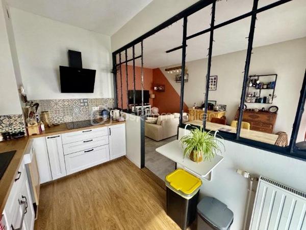 Rare sur le secteur ! Découvrez cet agréable appartement T2 de plus de 50 m², situé au rez-de-chaussée d’une résidence sécurisée de 2007 avec ascenseur.
Idéalement situé à La Riche, dans un quartier calme et à proximité des commerces et des transports, cet appartement offre un cadre de vie pratique et agréable.
Il se compose d’une entrée, d’un spacieux salon/séjour de 22 m² avec cuisine semi-ouverte, d’une chambre ainsi que d’une salle de bains avec WC.
Vous apprécierez particulièrement son balcon filant sur toute la longueur du logement, offrant un agréable espace extérieur accessible depuis les différentes pièces.
Une place de parking privative extérieure complète ce bien.
LES ATOUTS
Plus de 50 m²
Appartement T2 en rez-de-chaussée
Résidence sécurisée de 2007
Ascenseur
Salon/séjour de 22 m²
Cuisine semi-ouverte
Balcon filant sur toute la longueur du logement
Parking privatif extérieur
Quartier calme
Commerces et transports à proximité
DPE : D
Charges : 159 €/mois, comprenant le chauffage collectif et l’eau
Un bien rare sur La Riche, idéal pour un premier achat, un pied-à-terre ou un investissement locatif.
À visiter sans tarder !
