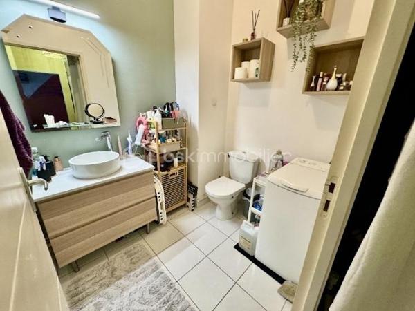 Rare sur le secteur ! Découvrez cet agréable appartement T2 de plus de 50 m², situé au rez-de-chaussée d’une résidence sécurisée de 2007 avec ascenseur.
Idéalement situé à La Riche, dans un quartier calme et à proximité des commerces et des transports, cet appartement offre un cadre de vie pratique et agréable.
Il se compose d’une entrée, d’un spacieux salon/séjour de 22 m² avec cuisine semi-ouverte, d’une chambre ainsi que d’une salle de bains avec WC.
Vous apprécierez particulièrement son balcon filant sur toute la longueur du logement, offrant un agréable espace extérieur accessible depuis les différentes pièces.
Une place de parking privative extérieure complète ce bien.
LES ATOUTS
Plus de 50 m²
Appartement T2 en rez-de-chaussée
Résidence sécurisée de 2007
Ascenseur
Salon/séjour de 22 m²
Cuisine semi-ouverte
Balcon filant sur toute la longueur du logement
Parking privatif extérieur
Quartier calme
Commerces et transports à proximité
DPE : D
Charges : 159 €/mois, comprenant le chauffage collectif et l’eau
Un bien rare sur La Riche, idéal pour un premier achat, un pied-à-terre ou un investissement locatif.
À visiter sans tarder !