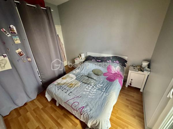 Rare sur le secteur ! Découvrez cet agréable appartement T2 de plus de 50 m², situé au rez-de-chaussée d’une résidence sécurisée de 2007 avec ascenseur.
Idéalement situé à La Riche, dans un quartier calme et à proximité des commerces et des transports, cet appartement offre un cadre de vie pratique et agréable.
Il se compose d’une entrée, d’un spacieux salon/séjour de 22 m² avec cuisine semi-ouverte, d’une chambre ainsi que d’une salle de bains avec WC.
Vous apprécierez particulièrement son balcon filant sur toute la longueur du logement, offrant un agréable espace extérieur accessible depuis les différentes pièces.
Une place de parking privative extérieure complète ce bien.
LES ATOUTS
Plus de 50 m²
Appartement T2 en rez-de-chaussée
Résidence sécurisée de 2007
Ascenseur
Salon/séjour de 22 m²
Cuisine semi-ouverte
Balcon filant sur toute la longueur du logement
Parking privatif extérieur
Quartier calme
Commerces et transports à proximité
DPE : D
Charges : 159 €/mois, comprenant le chauffage collectif et l’eau
Un bien rare sur La Riche, idéal pour un premier achat, un pied-à-terre ou un investissement locatif.
À visiter sans tarder !