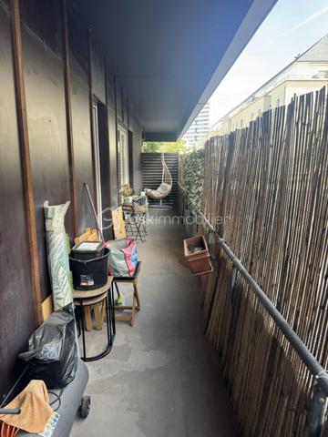 Rare sur le secteur ! Découvrez cet agréable appartement T2 de plus de 50 m², situé au rez-de-chaussée d’une résidence sécurisée de 2007 avec ascenseur.
Idéalement situé à La Riche, dans un quartier calme et à proximité des commerces et des transports, cet appartement offre un cadre de vie pratique et agréable.
Il se compose d’une entrée, d’un spacieux salon/séjour de 22 m² avec cuisine semi-ouverte, d’une chambre ainsi que d’une salle de bains avec WC.
Vous apprécierez particulièrement son balcon filant sur toute la longueur du logement, offrant un agréable espace extérieur accessible depuis les différentes pièces.
Une place de parking privative extérieure complète ce bien.
LES ATOUTS
Plus de 50 m²
Appartement T2 en rez-de-chaussée
Résidence sécurisée de 2007
Ascenseur
Salon/séjour de 22 m²
Cuisine semi-ouverte
Balcon filant sur toute la longueur du logement
Parking privatif extérieur
Quartier calme
Commerces et transports à proximité
DPE : D
Charges : 159 €/mois, comprenant le chauffage collectif et l’eau
Un bien rare sur La Riche, idéal pour un premier achat, un pied-à-terre ou un investissement locatif.
À visiter sans tarder !