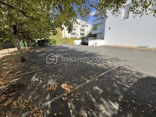 Rare sur le secteur ! Découvrez cet agréable appartement T2 de plus de 50 m², situé au rez-de-chaussée d’une résidence sécurisée de 2007 avec ascenseur.
Idéalement situé à La Riche, dans un quartier calme et à proximité des commerces et des transports, cet appartement offre un cadre de vie pratique et agréable.
Il se compose d’une entrée, d’un spacieux salon/séjour de 22 m² avec cuisine semi-ouverte, d’une chambre ainsi que d’une salle de bains avec WC.
Vous apprécierez particulièrement son balcon filant sur toute la longueur du logement, offrant un agréable espace extérieur accessible depuis les différentes pièces.
Une place de parking privative extérieure complète ce bien.
LES ATOUTS
Plus de 50 m²
Appartement T2 en rez-de-chaussée
Résidence sécurisée de 2007
Ascenseur
Salon/séjour de 22 m²
Cuisine semi-ouverte
Balcon filant sur toute la longueur du logement
Parking privatif extérieur
Quartier calme
Commerces et transports à proximité
DPE : D
Charges : 159 €/mois, comprenant le chauffage collectif et l’eau
Un bien rare sur La Riche, idéal pour un premier achat, un pied-à-terre ou un investissement locatif.
À visiter sans tarder !