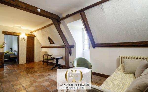 Cénac-et-Saint-Julien (24250) Propriété contemporaine en pierre avec gîtes et piscine.