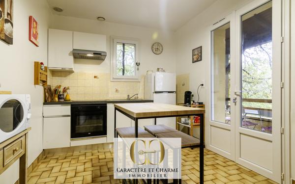 Cénac-et-Saint-Julien (24250) Propriété contemporaine en pierre avec gîtes et piscine.