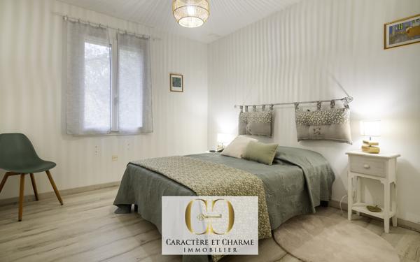 Cénac-et-Saint-Julien (24250) Propriété contemporaine en pierre avec gîtes et piscine.