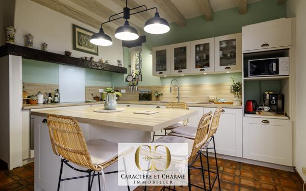 Cénac-et-Saint-Julien (24250) Propriété contemporaine en pierre avec gîtes et piscine.