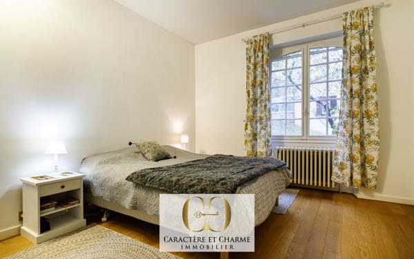 Cénac-et-Saint-Julien (24250) Propriété contemporaine en pierre avec gîtes et piscine.