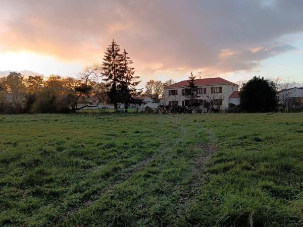 Terrain constructible à NUEIL LES AUBIERS