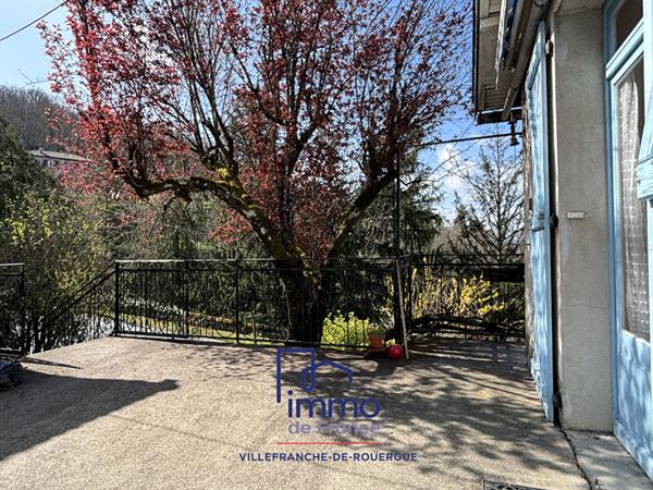 Maison avec garage et terrain attenant