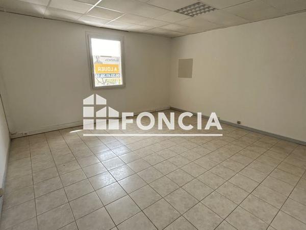 Location Local commercial 1 pièce 21.8 m² - 40 ROND POINT JULIUS ESTEVE BUREAU N°9 Lunel 34400