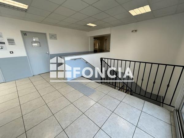 Location Local commercial 1 pièce 21.8 m² - 40 ROND POINT JULIUS ESTEVE BUREAU N°9 Lunel 34400
