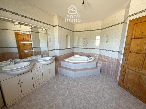 Maison
                                                                                                                                                                                                                                                                                                                        5 pièce(s)                                                                                                                                                                                                          3 chambre(s)                                                                                                                                                                                                          81  m²