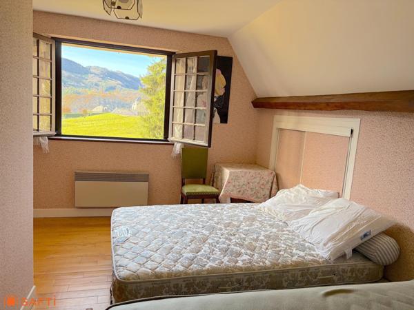 Belle maison indépendante avec grand terrain.