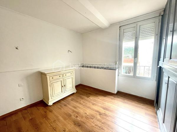 Bénéficiant d'une belle luminosité grâce à son exposition et ses fenêtres en double vitrage PVC, cette jolie maison vous propose un idéal cadre de vie.

Le rez-de-chaussée se compose d'une pièce de vie cosy et climatisée, agrémentée d'une cuisine ouverte. 

Le premier étage offre un spacieux hall qui peut être aménagé en bureau. Vous y trouverez également 2 chambres avec placards ainsi qu'un toilette indépendant. 

Le dernier niveau est une grande pièce mansardée d'environ 40m² ( non comptabilisé en loi Carrez ), offrant un espace supplémentaire modulable selon vos envies (chambre, salon d'hiver, bureau...). Cette étage bénéficie également d'une salle de bain. 

La toiture est refaite à neuf assurant une isolation et une sécurité optimale.  

Cette maison est une véritable opportunité à saisir !