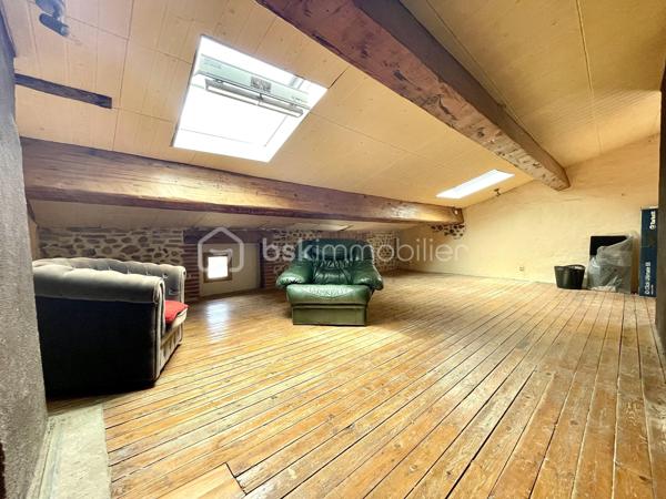Bénéficiant d'une belle luminosité grâce à son exposition et ses fenêtres en double vitrage PVC, cette jolie maison vous propose un idéal cadre de vie.

Le rez-de-chaussée se compose d'une pièce de vie cosy et climatisée, agrémentée d'une cuisine ouverte. 

Le premier étage offre un spacieux hall qui peut être aménagé en bureau. Vous y trouverez également 2 chambres avec placards ainsi qu'un toilette indépendant. 

Le dernier niveau est une grande pièce mansardée d'environ 40m² ( non comptabilisé en loi Carrez ), offrant un espace supplémentaire modulable selon vos envies (chambre, salon d'hiver, bureau...). Cette étage bénéficie également d'une salle de bain. 

La toiture est refaite à neuf assurant une isolation et une sécurité optimale.  

Cette maison est une véritable opportunité à saisir !