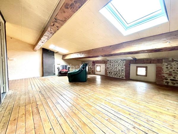 Bénéficiant d'une belle luminosité grâce à son exposition et ses fenêtres en double vitrage PVC, cette jolie maison vous propose un idéal cadre de vie.

Le rez-de-chaussée se compose d'une pièce de vie cosy et climatisée, agrémentée d'une cuisine ouverte. 

Le premier étage offre un spacieux hall qui peut être aménagé en bureau. Vous y trouverez également 2 chambres avec placards ainsi qu'un toilette indépendant. 

Le dernier niveau est une grande pièce mansardée d'environ 40m² ( non comptabilisé en loi Carrez ), offrant un espace supplémentaire modulable selon vos envies (chambre, salon d'hiver, bureau...). Cette étage bénéficie également d'une salle de bain. 

La toiture est refaite à neuf assurant une isolation et une sécurité optimale.  

Cette maison est une véritable opportunité à saisir !