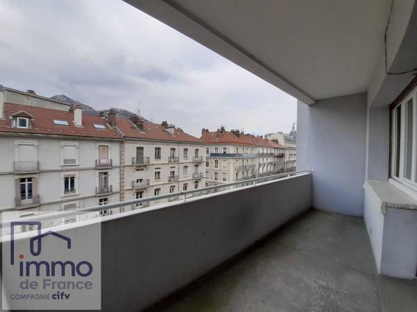 A LOUER - APPARTEMENT T3 EN PLEIN CENTRE VILLE