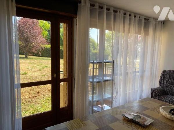 A vendre à Mauriac (CANTAL), dans une résidence bien entretenue, un appartement au rez de chaus...