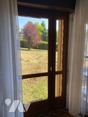 A vendre à Mauriac (CANTAL), dans une résidence bien entretenue, un appartement au rez de chaus...