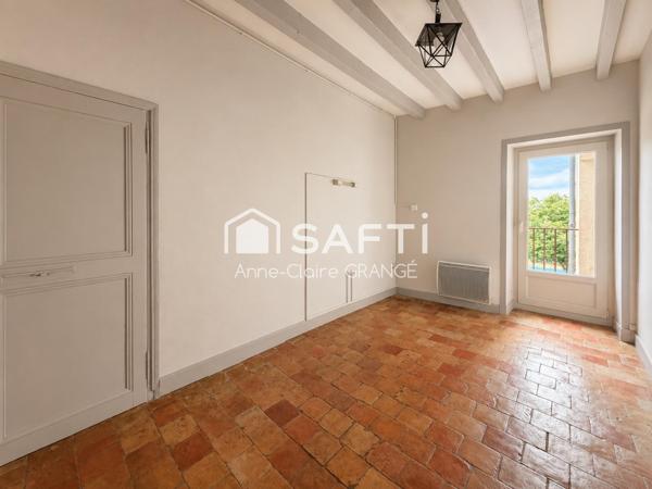 Demeure de caractère aux portes des Alpes Mancelles ?  À quelques minutes de Fresnay-sur-Sarthe et des paysages préservés des Alpes Mancelles, cette élégante maison de caractère en pierre offre un cadre de vie authentique, propice aussi bien à une vie de famille qu’à un projet d’accueil touristique.