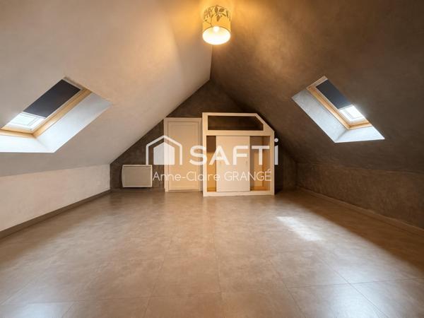 Demeure de caractère aux portes des Alpes Mancelles ?  À quelques minutes de Fresnay-sur-Sarthe et des paysages préservés des Alpes Mancelles, cette élégante maison de caractère en pierre offre un cadre de vie authentique, propice aussi bien à une vie de famille qu’à un projet d’accueil touristique.