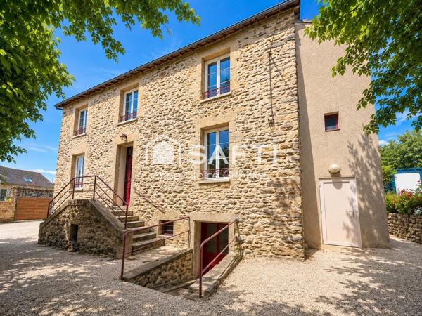 Demeure de caractère aux portes des Alpes Mancelles ?  À quelques minutes de Fresnay-sur-Sarthe et des paysages préservés des Alpes Mancelles, cette élégante maison de caractère en pierre offre un cadre de vie authentique, propice aussi bien à une vie de famille qu’à un projet d’accueil touristique.