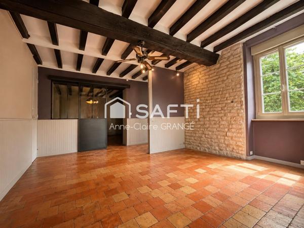 Demeure de caractère aux portes des Alpes Mancelles ?  À quelques minutes de Fresnay-sur-Sarthe et des paysages préservés des Alpes Mancelles, cette élégante maison de caractère en pierre offre un cadre de vie authentique, propice aussi bien à une vie de famille qu’à un projet d’accueil touristique.
