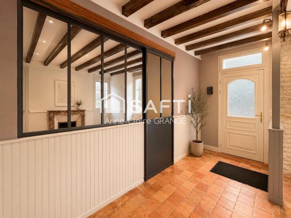 Demeure de caractère aux portes des Alpes Mancelles ?  À quelques minutes de Fresnay-sur-Sarthe et des paysages préservés des Alpes Mancelles, cette élégante maison de caractère en pierre offre un cadre de vie authentique, propice aussi bien à une vie de famille qu’à un projet d’accueil touristique.