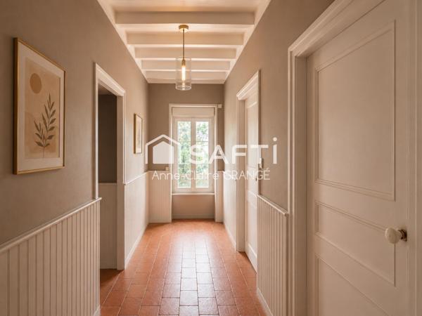 Demeure de caractère aux portes des Alpes Mancelles ?  À quelques minutes de Fresnay-sur-Sarthe et des paysages préservés des Alpes Mancelles, cette élégante maison de caractère en pierre offre un cadre de vie authentique, propice aussi bien à une vie de famille qu’à un projet d’accueil touristique.