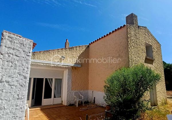A VENDRE- Maison ancienne datant de 1889, nichée en plein cœur d'un environnement naturel et préservé, au calme.

Imaginez vivre dans une demeure où l'ancien côtoie le confort moderne tout en bénéficiant d'un cadre paisible.

Cette maison de 102 m², à vendre, offre 4 pièces spacieuses. Son potentiel est immense.

Un joli jardin, une dépendance et une terrasse s'ajoutent au potentiel de la maison.
Sa construction traditionnelle garantit qualité et durabilité.

Proche des commodités et des transports, cette maison vous ouvre une porte sur une qualité de vie rare.

Contactez Caroline LE GOUIC pour plus d'informations !