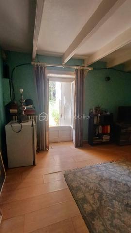 A VENDRE- Maison ancienne datant de 1889, nichée en plein cœur d'un environnement naturel et préservé, au calme.

Imaginez vivre dans une demeure où l'ancien côtoie le confort moderne tout en bénéficiant d'un cadre paisible.

Cette maison de 102 m², à vendre, offre 4 pièces spacieuses. Son potentiel est immense.

Un joli jardin, une dépendance et une terrasse s'ajoutent au potentiel de la maison.
Sa construction traditionnelle garantit qualité et durabilité.

Proche des commodités et des transports, cette maison vous ouvre une porte sur une qualité de vie rare.

Contactez Caroline LE GOUIC pour plus d'informations !