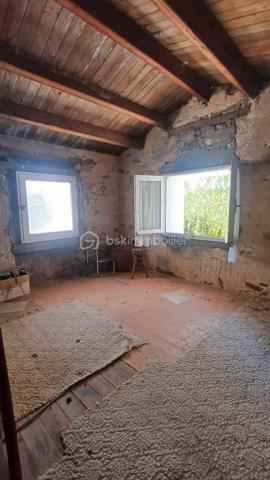 A VENDRE- Maison ancienne datant de 1889, nichée en plein cœur d'un environnement naturel et préservé, au calme.

Imaginez vivre dans une demeure où l'ancien côtoie le confort moderne tout en bénéficiant d'un cadre paisible.

Cette maison de 102 m², à vendre, offre 4 pièces spacieuses. Son potentiel est immense.

Un joli jardin, une dépendance et une terrasse s'ajoutent au potentiel de la maison.
Sa construction traditionnelle garantit qualité et durabilité.

Proche des commodités et des transports, cette maison vous ouvre une porte sur une qualité de vie rare.

Contactez Caroline LE GOUIC pour plus d'informations !