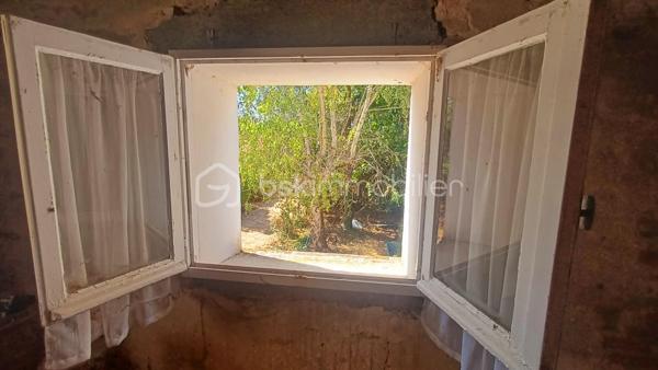 A VENDRE- Maison ancienne datant de 1889, nichée en plein cœur d'un environnement naturel et préservé, au calme.

Imaginez vivre dans une demeure où l'ancien côtoie le confort moderne tout en bénéficiant d'un cadre paisible.

Cette maison de 102 m², à vendre, offre 4 pièces spacieuses. Son potentiel est immense.

Un joli jardin, une dépendance et une terrasse s'ajoutent au potentiel de la maison.
Sa construction traditionnelle garantit qualité et durabilité.

Proche des commodités et des transports, cette maison vous ouvre une porte sur une qualité de vie rare.

Contactez Caroline LE GOUIC pour plus d'informations !