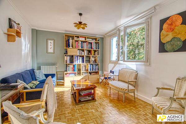 Versailles Saint-Louis Appartement 4 pièces de 86m² carrez situé au 1er étage avec ascenseur €675 000 ** - Référence 26672