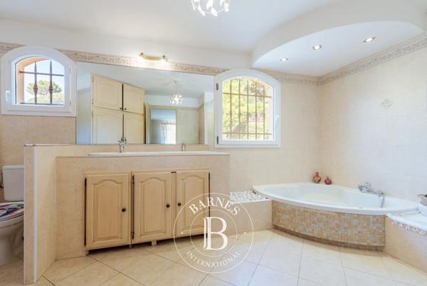 Valbonne, Villa 6 Chambres -  310 m² à vendre