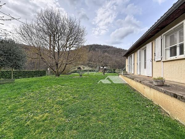 Versols-et-Lapeyre (12400) Maison familiale avec garage et grand jardin // Plain-pied