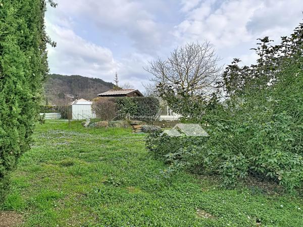 Versols-et-Lapeyre (12400) Maison familiale avec garage et grand jardin // Plain-pied