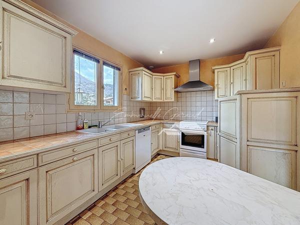 Versols-et-Lapeyre (12400) Maison familiale avec garage et grand jardin // Plain-pied