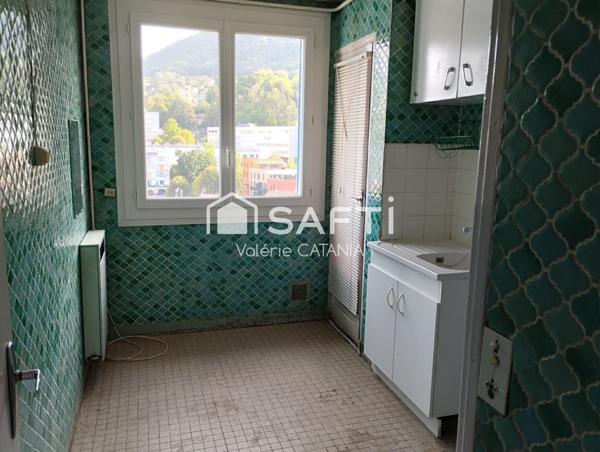 Voiron, Appartement T4 de 66,51 m² loi carrez au dernier étage à rénover.