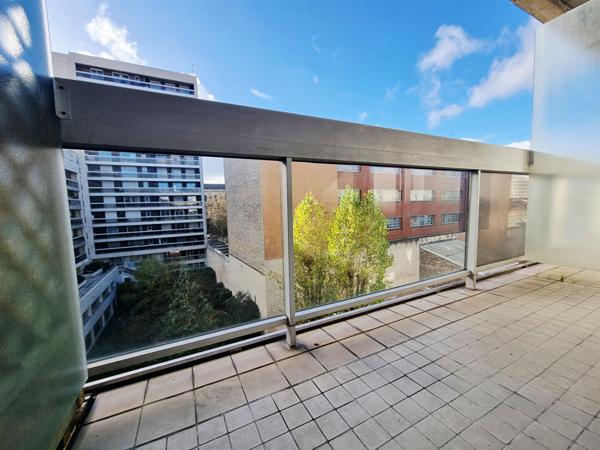 lumineux studio avec balcon