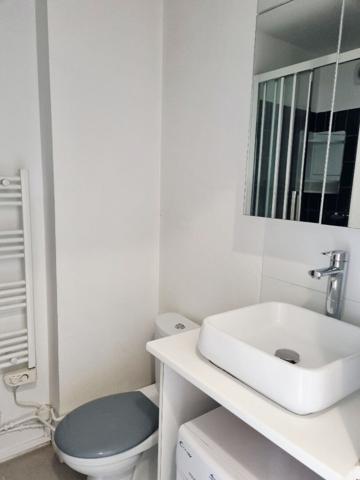 lumineux studio avec balcon