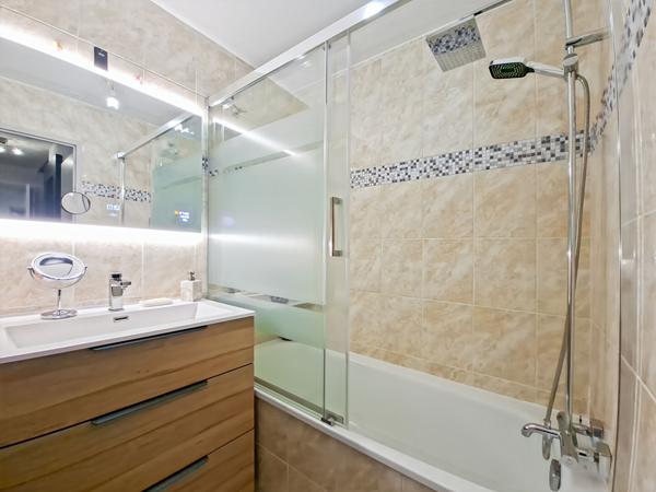 Cannes - 3 Pièces rénové - Dernier étage - Terrasse - Box - Vue dégagée