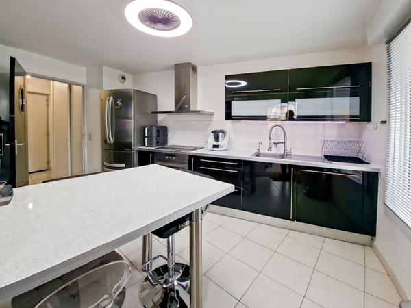 Cannes - 3 Pièces rénové - Dernier étage - Terrasse - Box - Vue dégagée