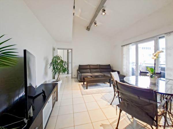 Cannes - 3 Pièces rénové - Dernier étage - Terrasse - Box - Vue dégagée