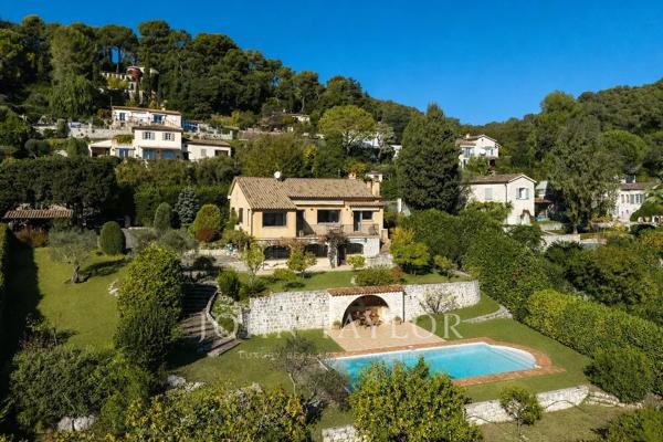 A pied du village - vue panoramique jusqu'à la mer